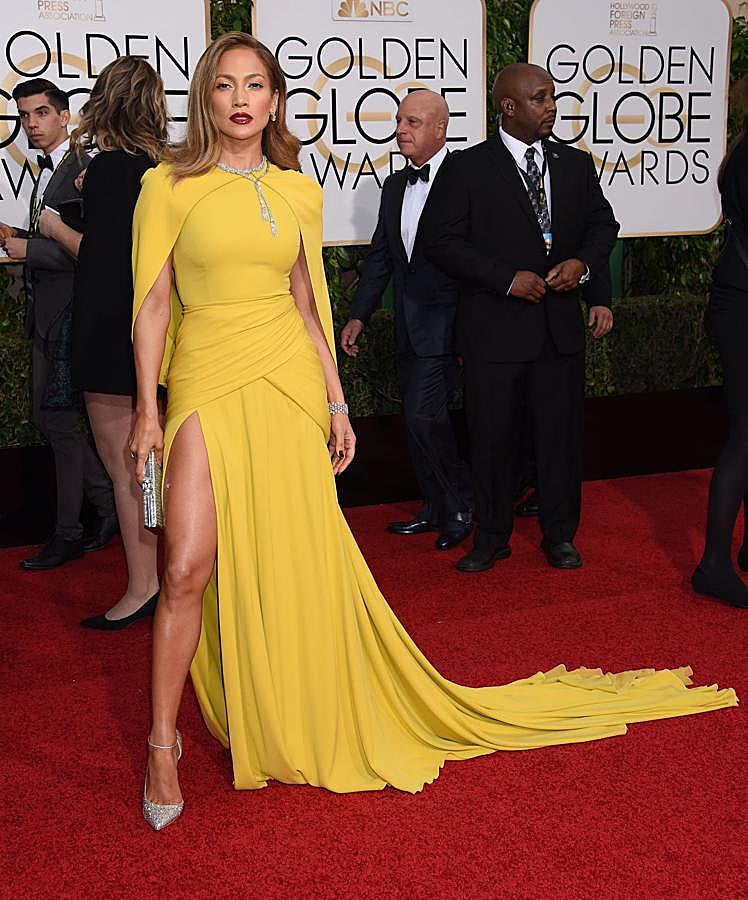 Lucir unas piernas tonificadas exige hacer deporte a diario. Las celebrities, como Jennifer Lopez, suelen tener entrenadores personales con los que trabajan sus piernas. Tú puedes hacer algo más sencillo por tus piernas: caminar y subir escaleras a diario.