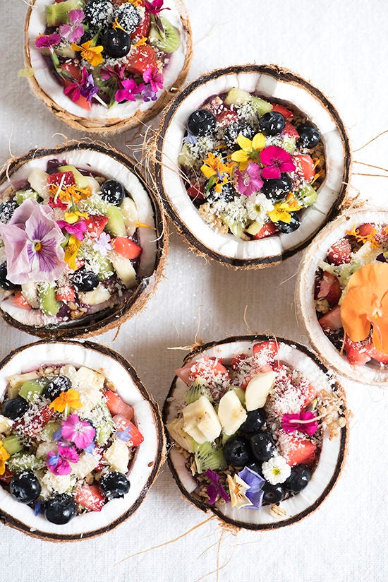 El coco es la mejor fruta para utilizar como bowl para tus desayunos. Añade difeerentes frutas cortadas, yogur y coco rallado y tiene el desayuno más instagramero.