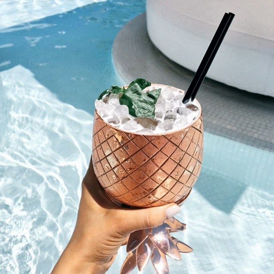 Para los que no quieran tuilizar una piña de verdad, puedes usar este vaso en forma de piña cortada como hace la blogger Em Sheldon