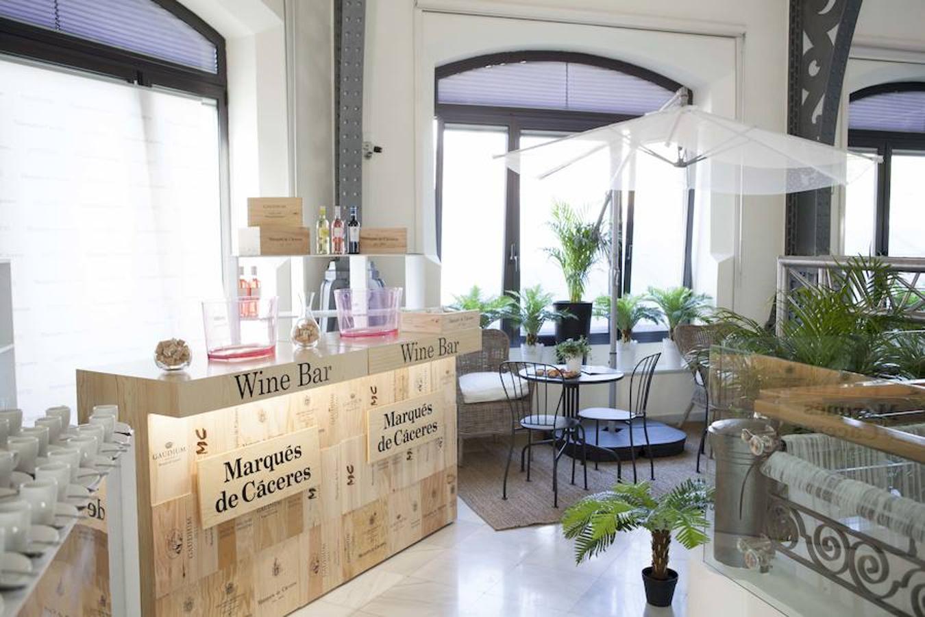 En la Wine Bar de Marqués de Cáceres, instalada en la tercera planta del Summer Beauty Day de Mujerhoy, las asistentes probaron diferentes vinos: Verdejo, Excellens Rose, y el vino ecológico Marqués de Caceres Bio.
