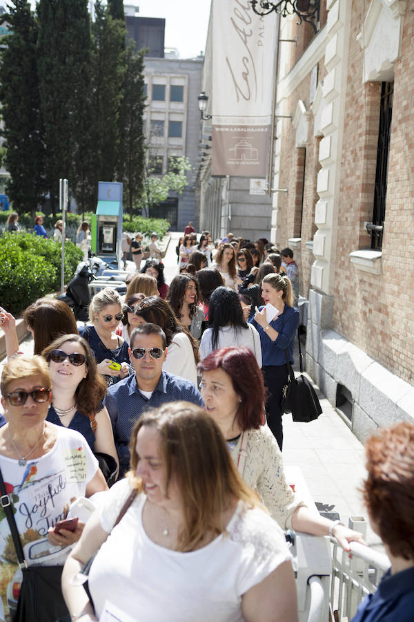 Antes de abrir las puertas, el público ya hacía cola en la puerta del Palacio de las Alhajas para asistir al evento de moda del verano, el Summer Beauty Day de Mujerhoy que celebró su tercera edición.