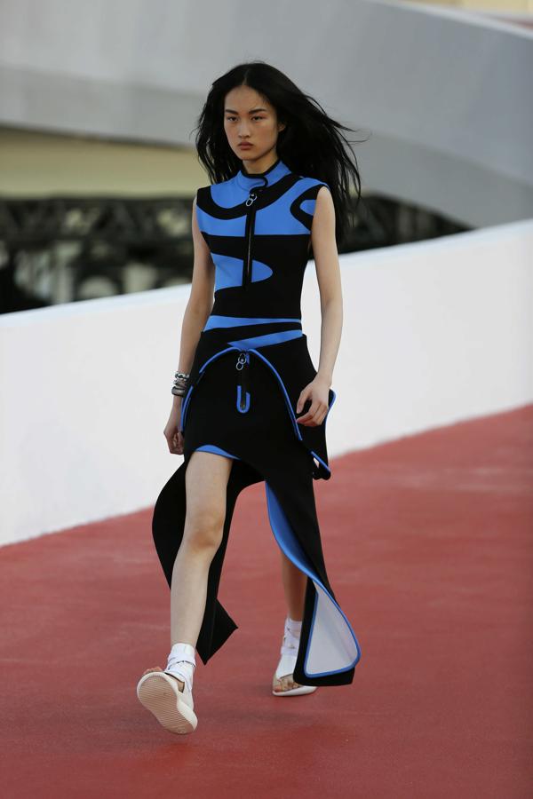 Los looks tenían un estilo futurista con cortes asimétricos en todas sus creaciones.