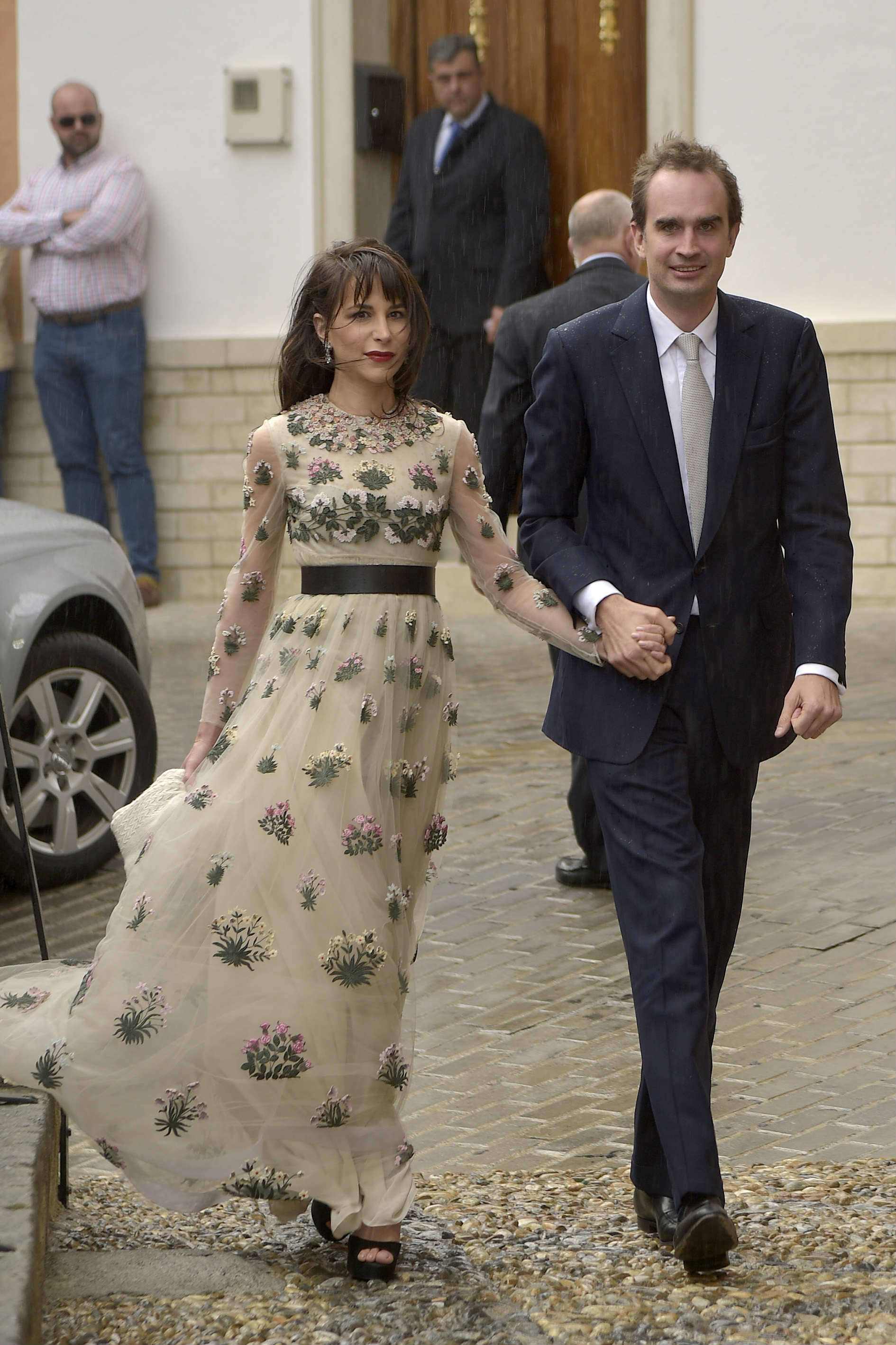 Algunos invitados entrando a la Iglesia de la Encarnación