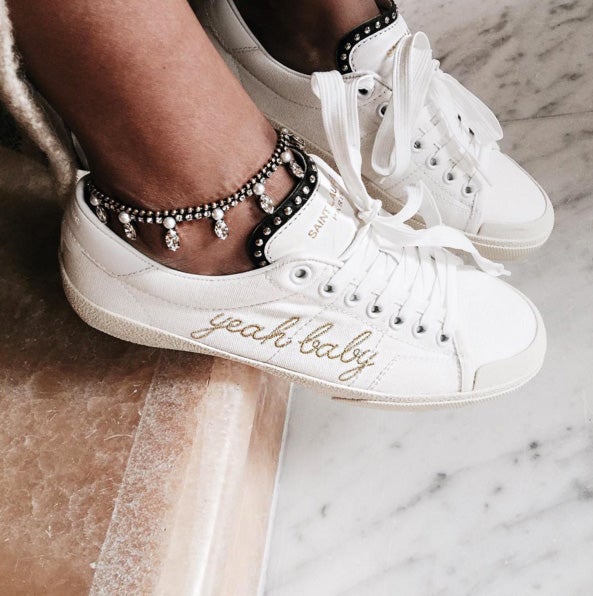 Las clásicas zapatillas blancas se actualizan con la frase 'Yeah baby' bordada y ya triunfan en Instagram.