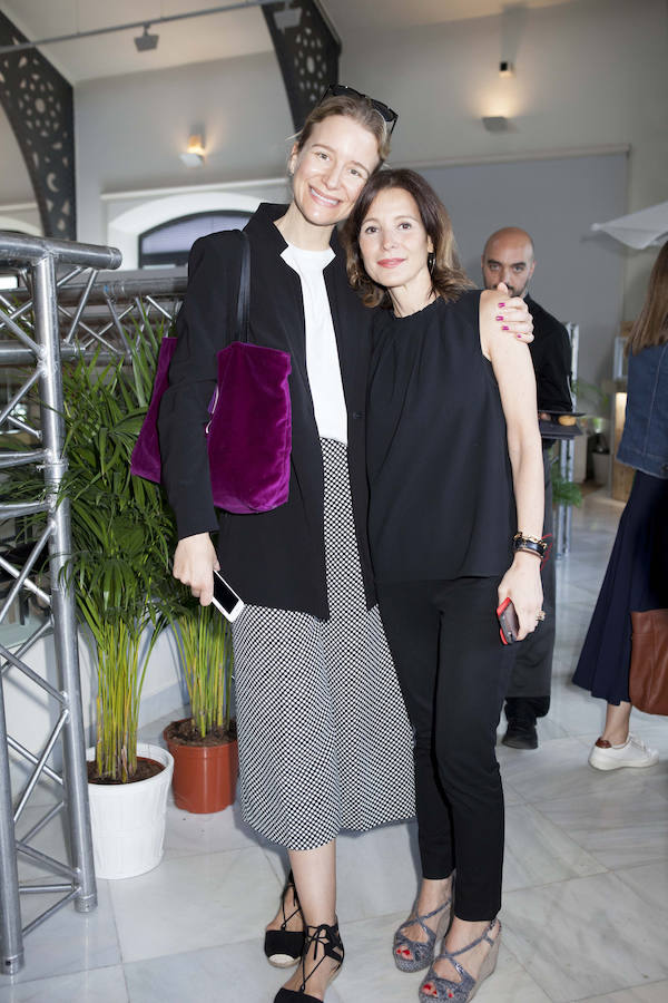 María León, bloguera y colaboradora de Mujerhoy, con Laura Ruiz de Galarreta, directora de Relaciones y Proyectos Corporativos de Taller de Editores en el Breakfast que Mujerhoy celebró momentos antes de la apertura de puertas del Summer Beauty Day 2016.