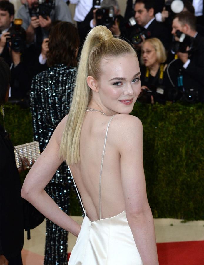 Otro de los peinados estrella de la gala MET 2016 fueron las coletas larguísimas como la que lució Elle Fanning gracias a las extensiones.