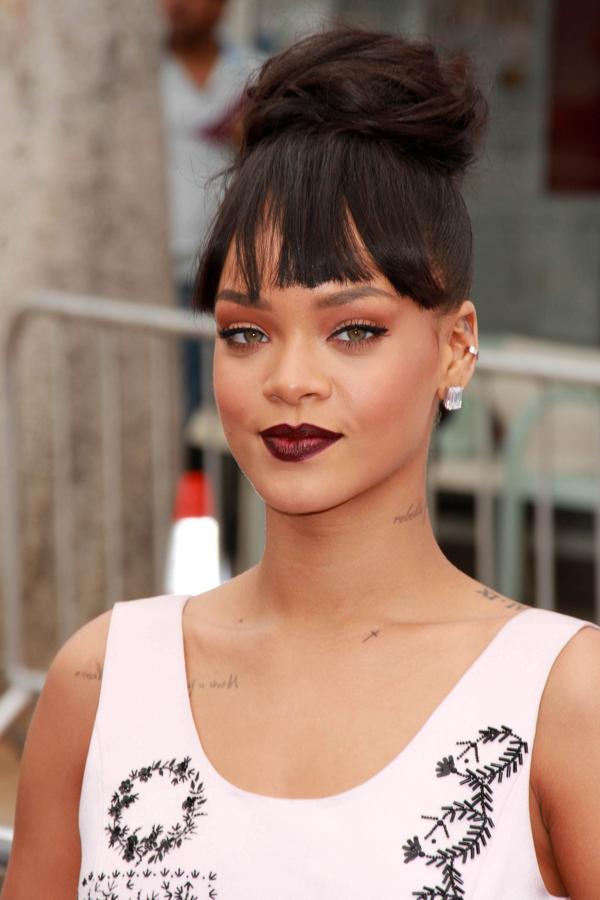 La cantante Rihanna es otra de las celebrities que suele engañarnos con su pelo de forma habitual. En esta ocasión lucía flequillo y moño alto postizos.