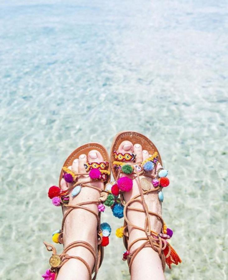 Aún no ha llegado el verano y ya hay una sandalia que se ha convertido en la más buscada (y clonada): ésta de pompones originaria de las firmas griega Mabu by Maria BK y Dimitra´s Workshop