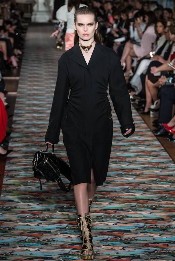 Abrigo negro de la colección crucero de la firma francesa