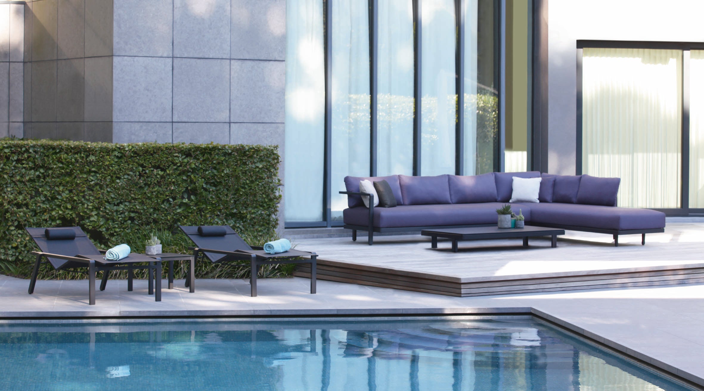 Royal Botania apuesta por el minimalismo para los muebles de exterior.