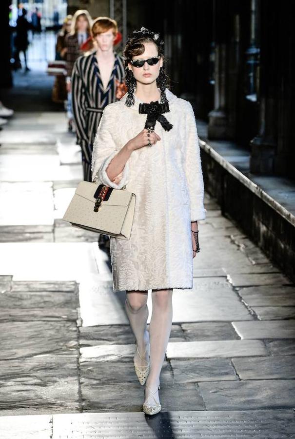 La estética victoriana sirve de referente en prendas como este abrigo.