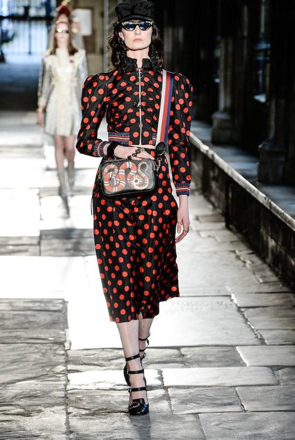 Uno de los vestidos de estampado de lunares que Gucci ha presentado