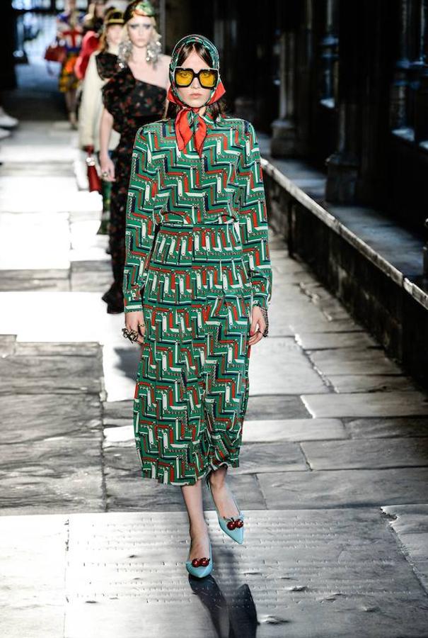 Uno de los looks que Alessandro Michelle propone es este de estampados vintage