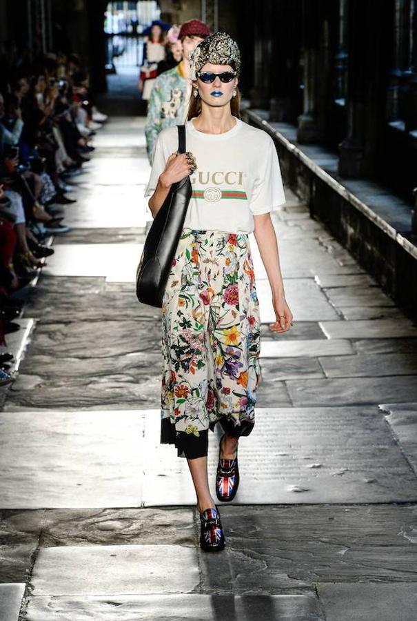 La combinación de falda estampada y camiseta con logo de la firma, una de las apuestas de la temporada