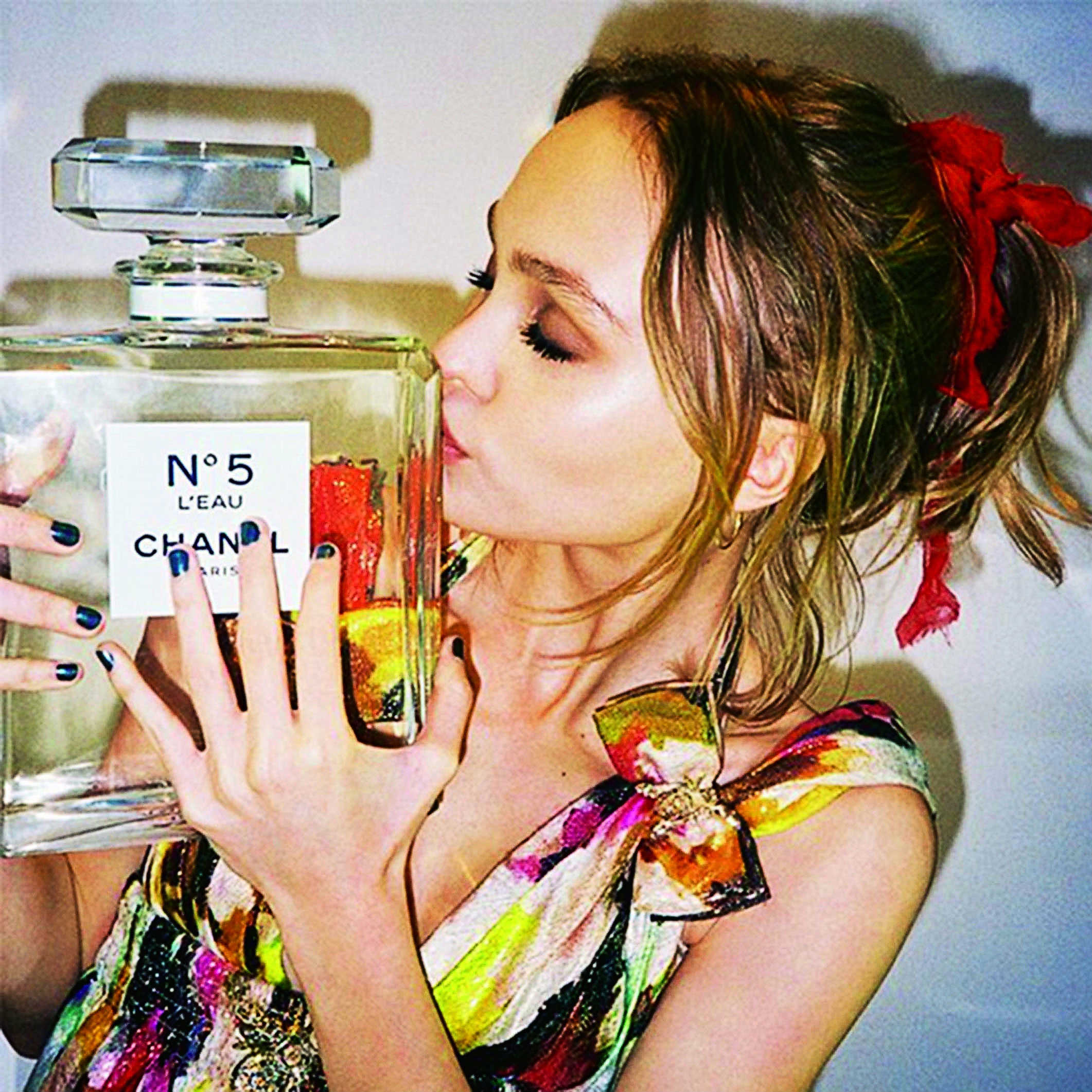 Acaba de cumplir 17 años y ya puede presumir de ser la nueva imagen de la fragancia más icónica del universo femenino: Chanel Nº5. Actriz y modelo, Lily-Rose es hija de la cantante francesa Vanessa Paradis y del actor norteamericano Johnny Depp y protagonizará en otoño la campaña de un nuevo lanzamiento, Nº5 Leau, creado por el perfumista Olivier Polge. Esta es la segunda colaboración de la joven con la firma, porque ya protagonizó una campaña de gafas de sol. Sin duda, esta chica va a llenar muchas páginas de moda.