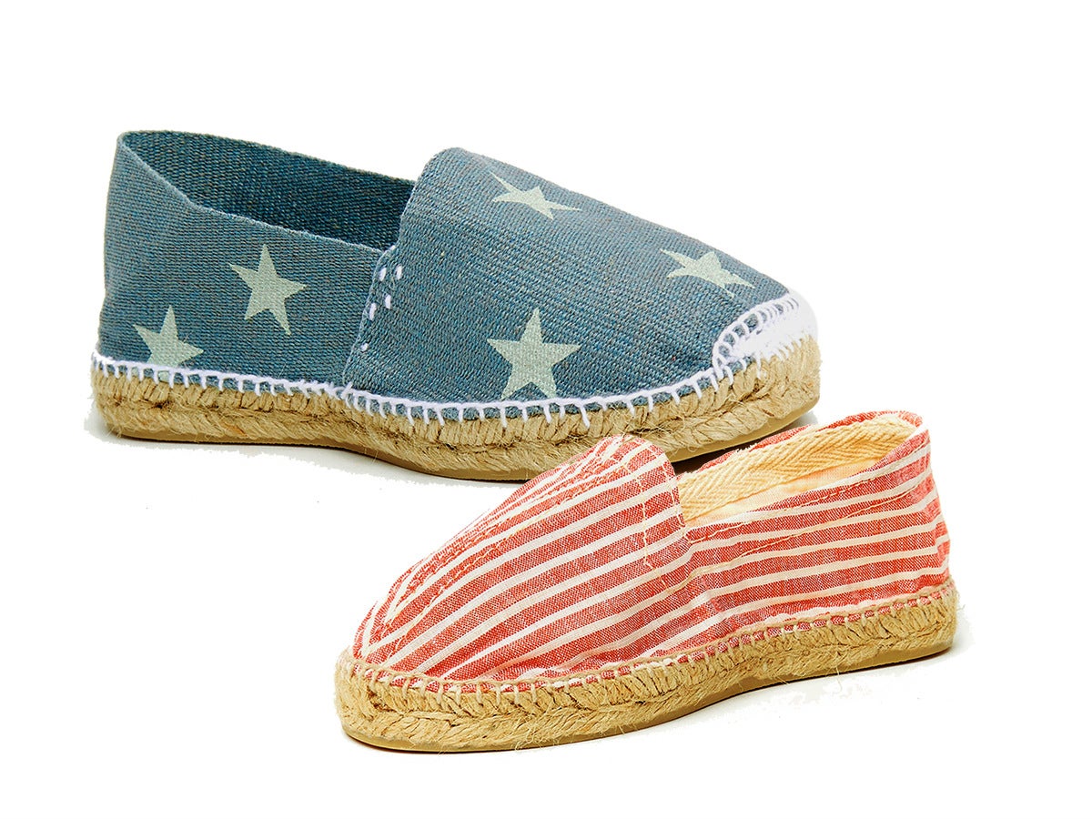 Marc Jacobs sigue marcando tendencia... El desfile de P/V del diseñador estaba plagado de guiños a la bandera americana. ¿Resultado? Las barras y las estrellas ya son un must en cuanto a estampados veraniegos se refiere. Nuestra apuesta, versionada, es para los más pequeños de la casa, con estas alpargatas de Nícoli en cualquiera de los dos prints.
