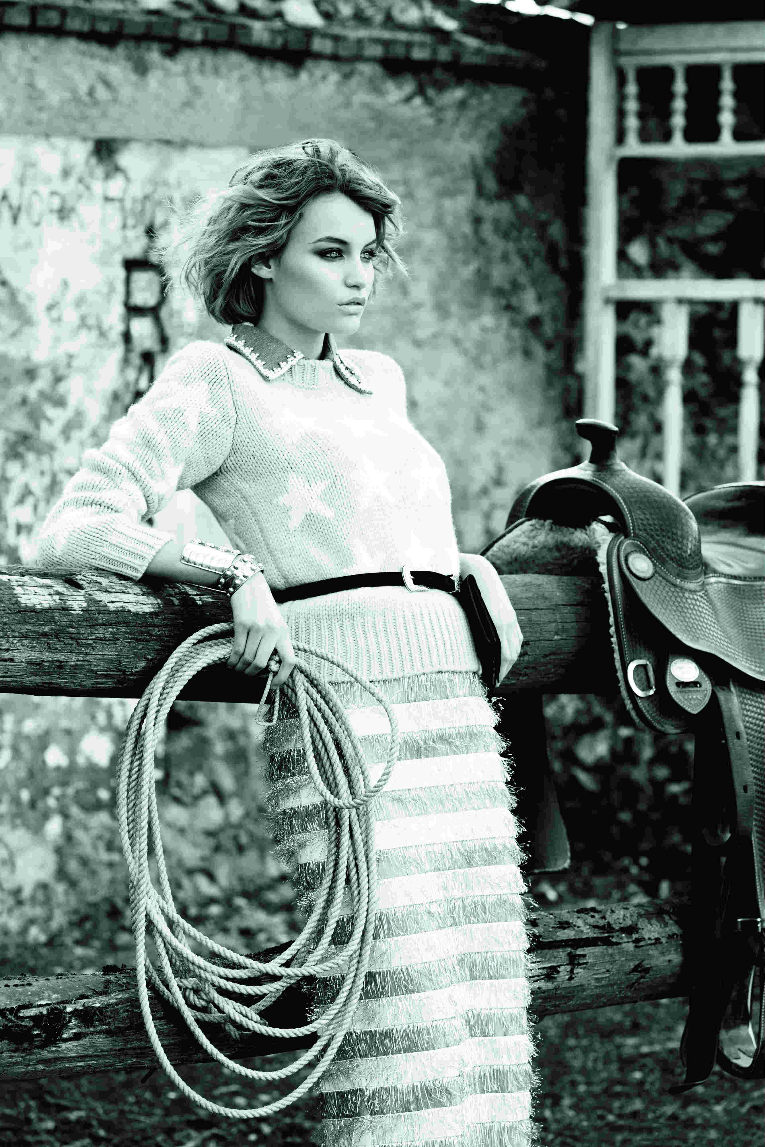 Jersey y falda de Max Mara, cuello de New Look y pulseras de Sylvia Toledano. El cinturón y el bolso son de Maison Boinet. Estilismo: Agnès Boy Maquillaje y peluquería: Clotilde Garnier. Agradecimientos: www.rideforemotion.com.