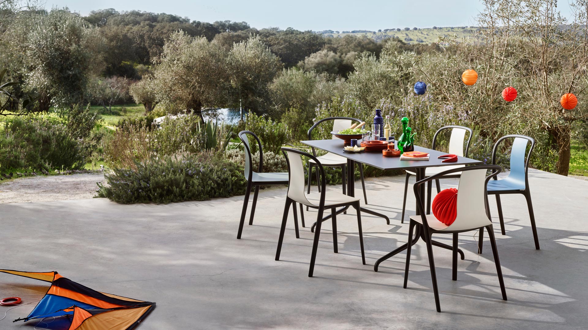 Vitra apuesta por el minimalismo funcional y los tonos neutros.