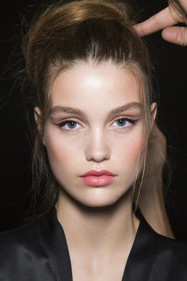 Look: El eyeliner se marca con el "cat eyes" que deja unas alas en los vértices exteriores del ojo. Plus: El recogido en moño deja unos decisivos mechones frontales.