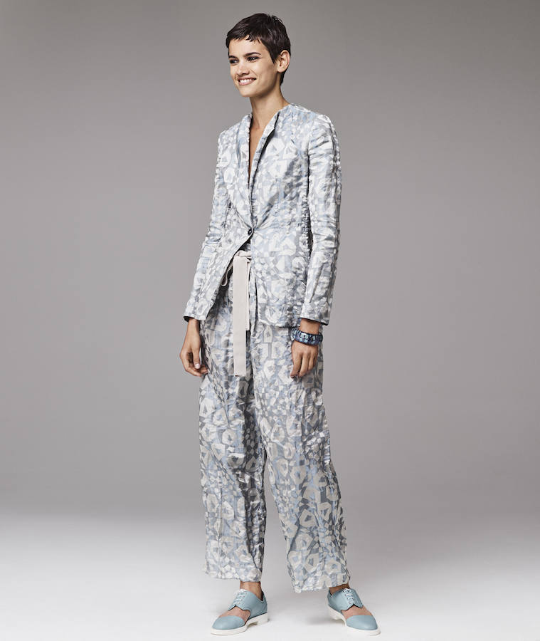 La firma italiana vuelve a demostrar que el traje es lo suyo con propuestas como esta en tejidos metalizados