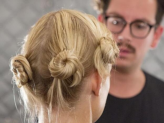 En el backstage de BCBG el cabello de las modelos se recogía en cuatro moños hechos con el pelo enrollado. Un peinado sencillo que cualquiera puede hacerse.