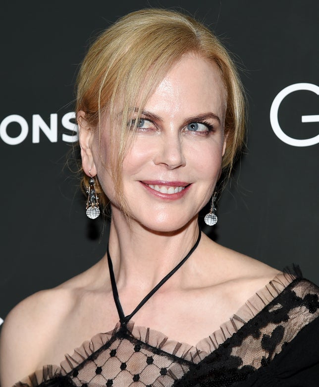 Nicole Kidman hace años que perdió la frescura en el rostro a base de pinchazos de bótox. La actriz lleva un rubio arena impecable, pero su falta de expresividad no se recupera ni con un acertado maquillaje.