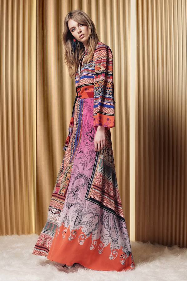Etro vuelve a apostar por el estilo étnico a base de vestidos largos, jeans y chaquetas cargadas de color