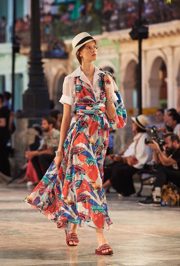 Vestidos de estampados de coches clásicos, sandalias planas y sombreros panamá marcaron el desfile de Chanel celebrado en La Habana.