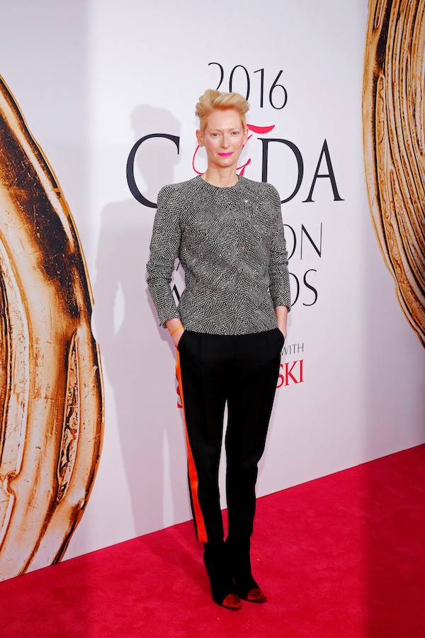 Rompedora como siempre, Tilda Swinton optó por el pantalón con un conjunto de Haider Ackermann.