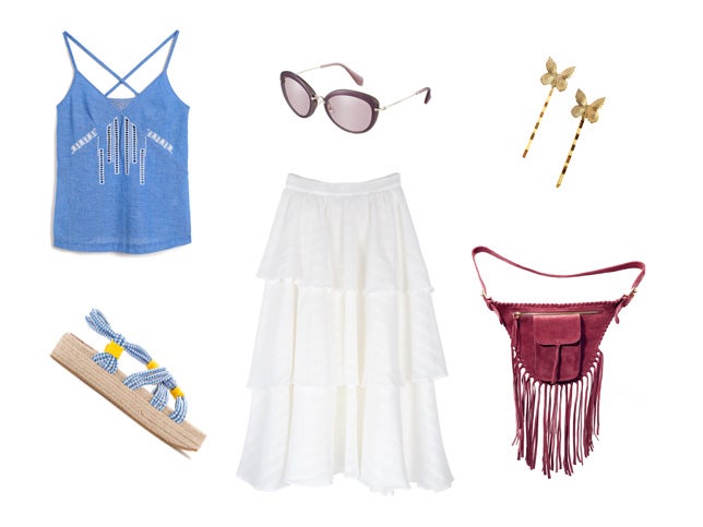 En color blanco, falda de Olivia de Gala (Precio: 238 euros); con top de Indi&Cold (CPV), sandalias de Bimba&Lola (Precio: 59 euros), bolso tipo riñonera de Mar Flores (Precio: 180 euros), gafas de sol, de Miu Miu (CPV) y horquillas de El Jardín de Mayla (Precio: 11 euros).