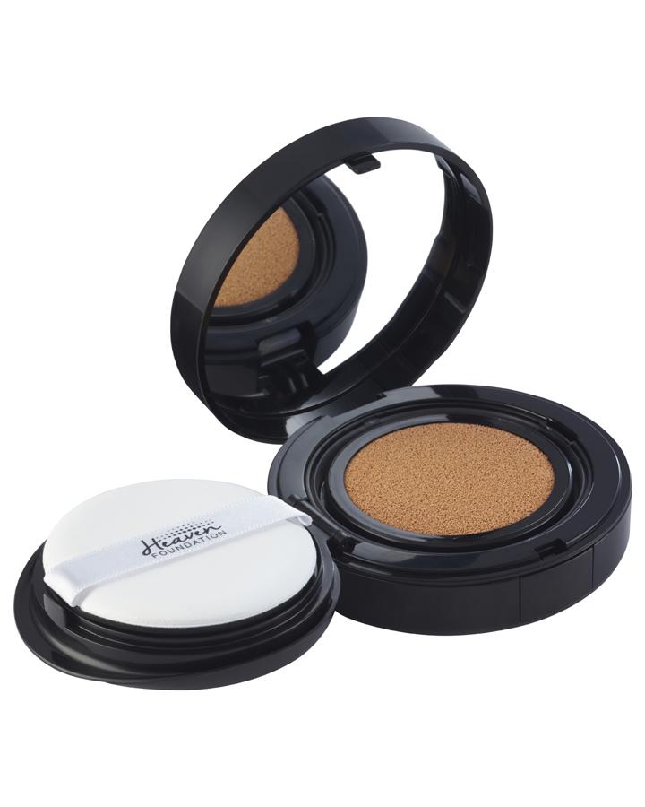 Base de maquillaje en formato cushion Los ingredientes minerales que lo componen hacen que sea ligera y aporte luz al rostro. De textura cremosa y suave, aporta un tono unificado y reluciente a la piel. Gracias a la combinación de siliconas, esta base consigue un acabado mate. Libre de parabenos, aceites minerales y aromas. (16,95€).