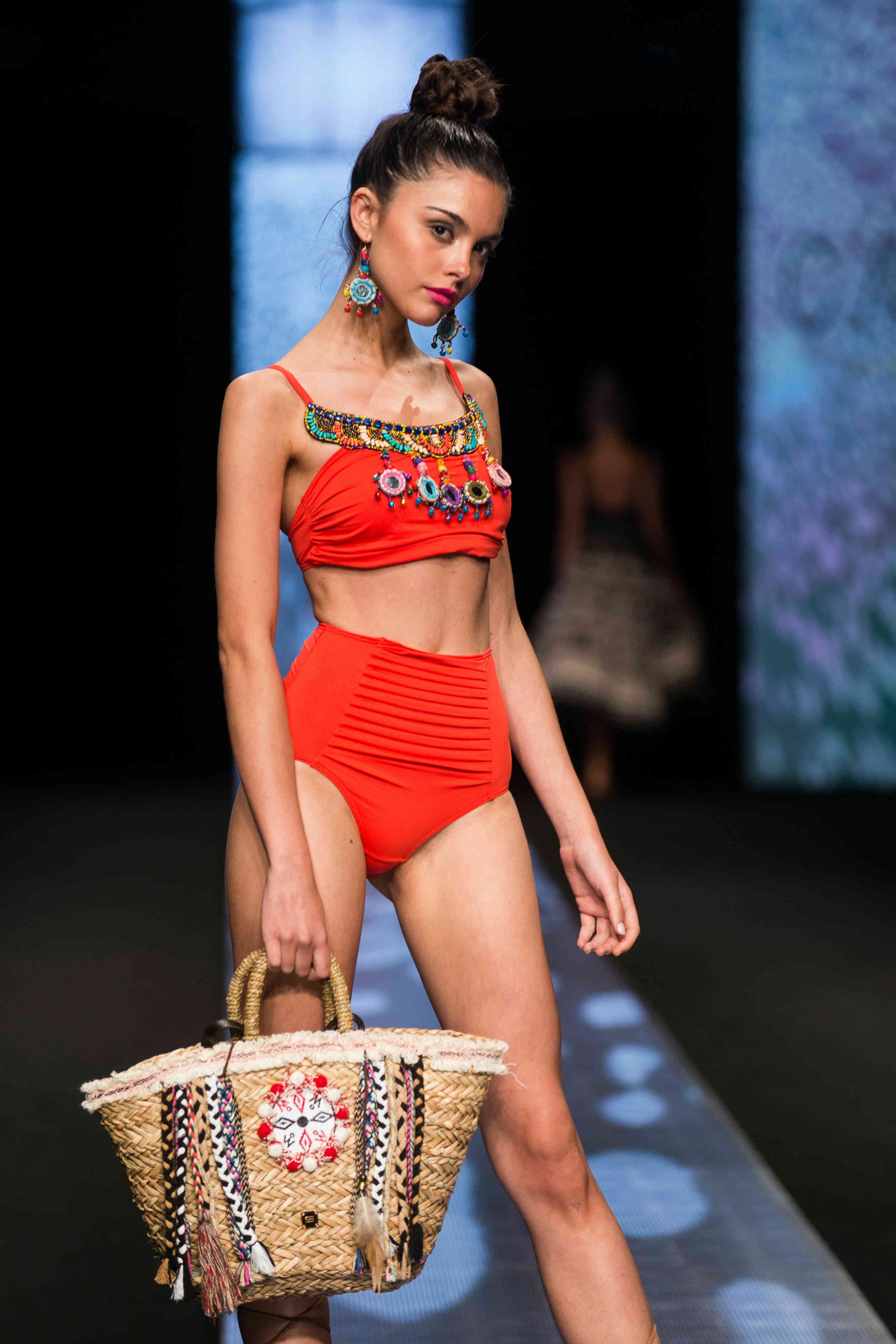 Modelo desfilando con un bikini de Moda Calima Swimwear para Moda Cálida de Gran Canaria 2016