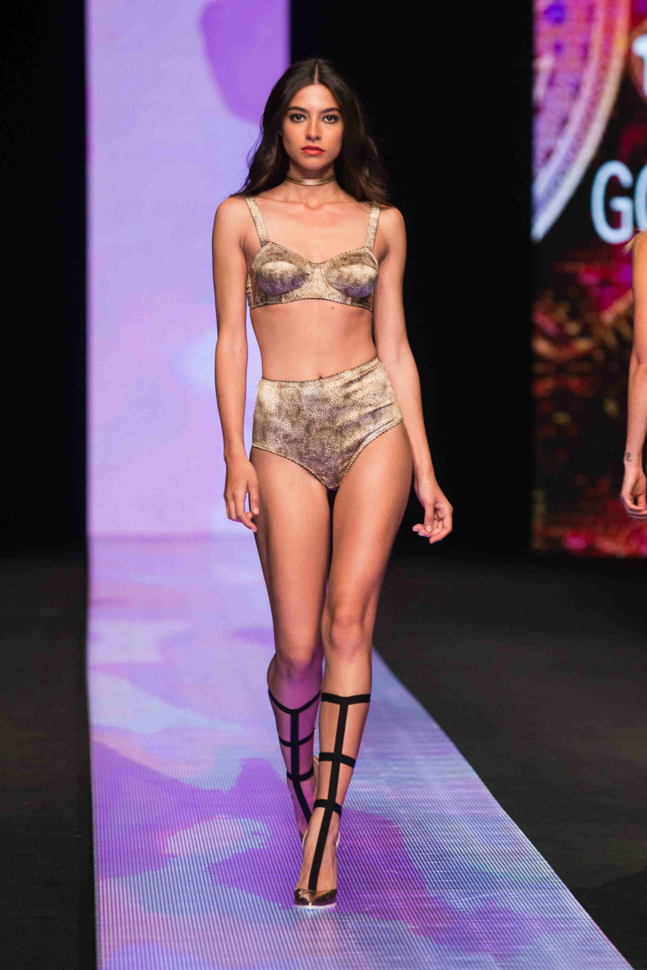 La modelo Rocío Crusset desfilando para Gonzales en Moda Cálida de Gran Canaria 2016