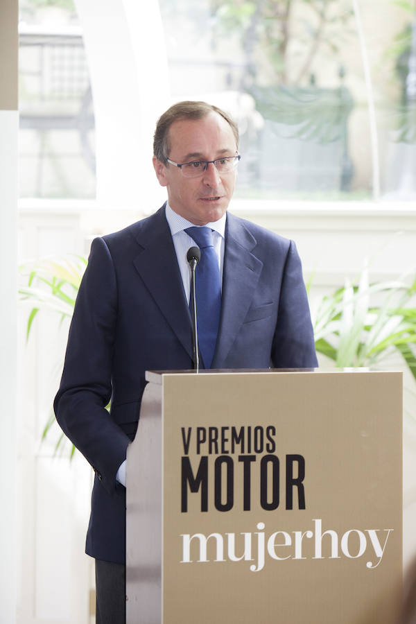 El ministro en funciones de Sanidad, Servicios Sociales e Igualdad, Alfonso Alonso, ha presidido la quinta edición de los Premios Motor de Mujerhoy.