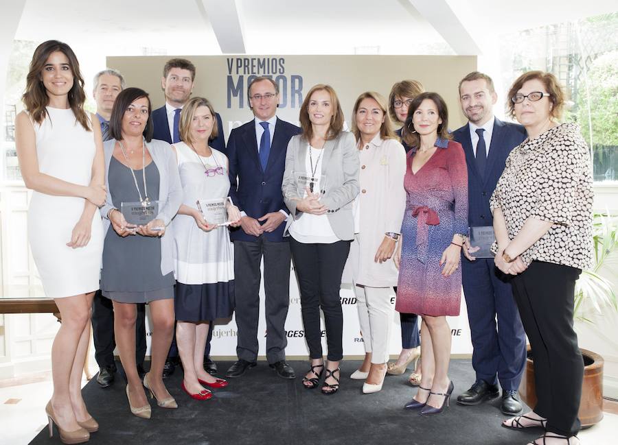 Foto de familia de los ganadores de los V Premios Motor de Mujerhoy con la presentadora del evento, Isabel Jiménez, el ministro de Sanidad, Servicios Sociales e Igualdad Alfonso Alonso, la secretaria de Estado de Servicios Sociales e Igualdad, Susana Camarero y parte del equipo de Mujerhoy.