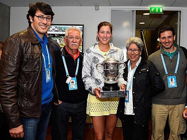 Garbiñe Muguruza posa con su trofeo de Roland Garros junto a sus padres y sus dos hermanos.