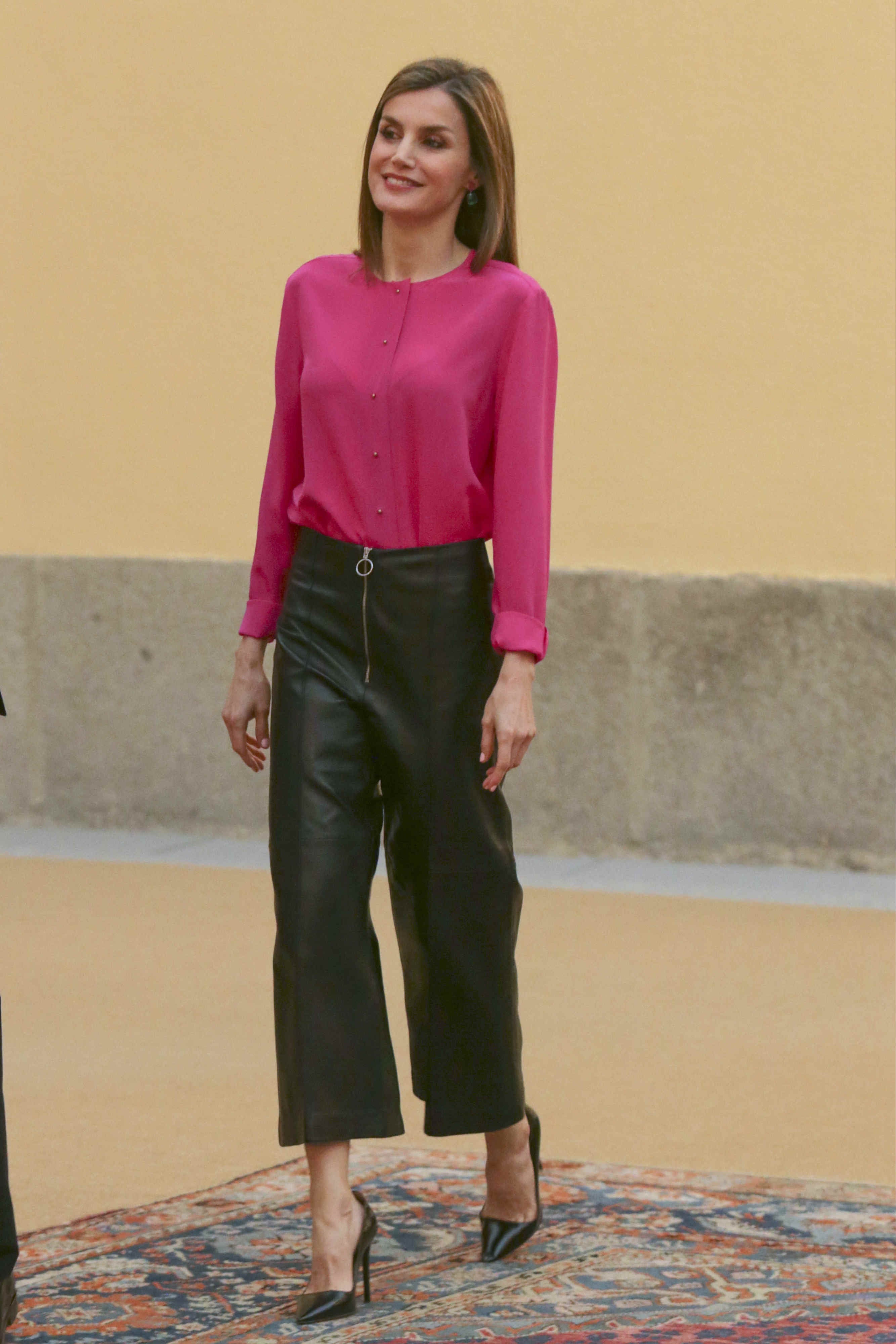 La reina nos sorprendía con este look que nos enamoró.