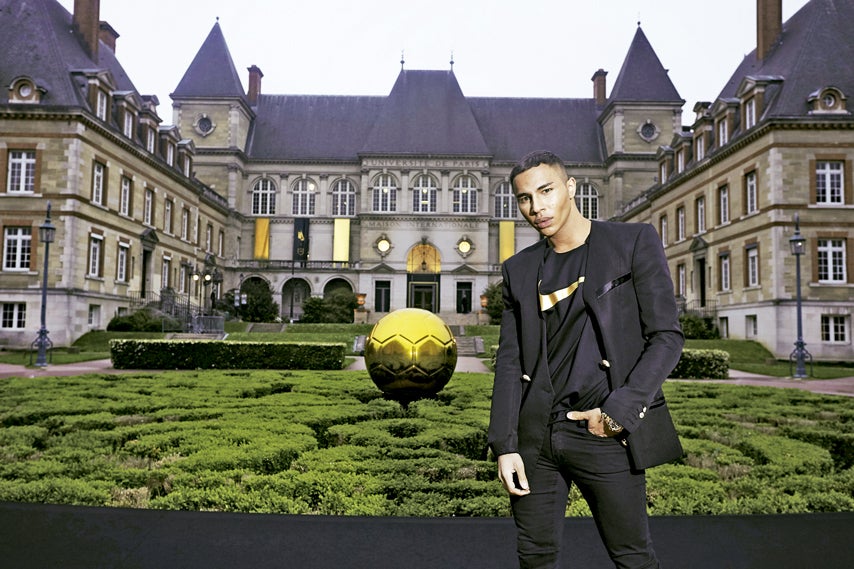 El diseñador deja de momento las rejillas y corsés de Balmain para lanzarse con la ropa deportiva con la colección NikeLab x Olivier Rousteing: Football Nouveau, que combina las innovaciones de Nike con la visión creativa de Olivier. La colección coincide con la celebración de la Eurocopa en Francia. (www.nike.com)