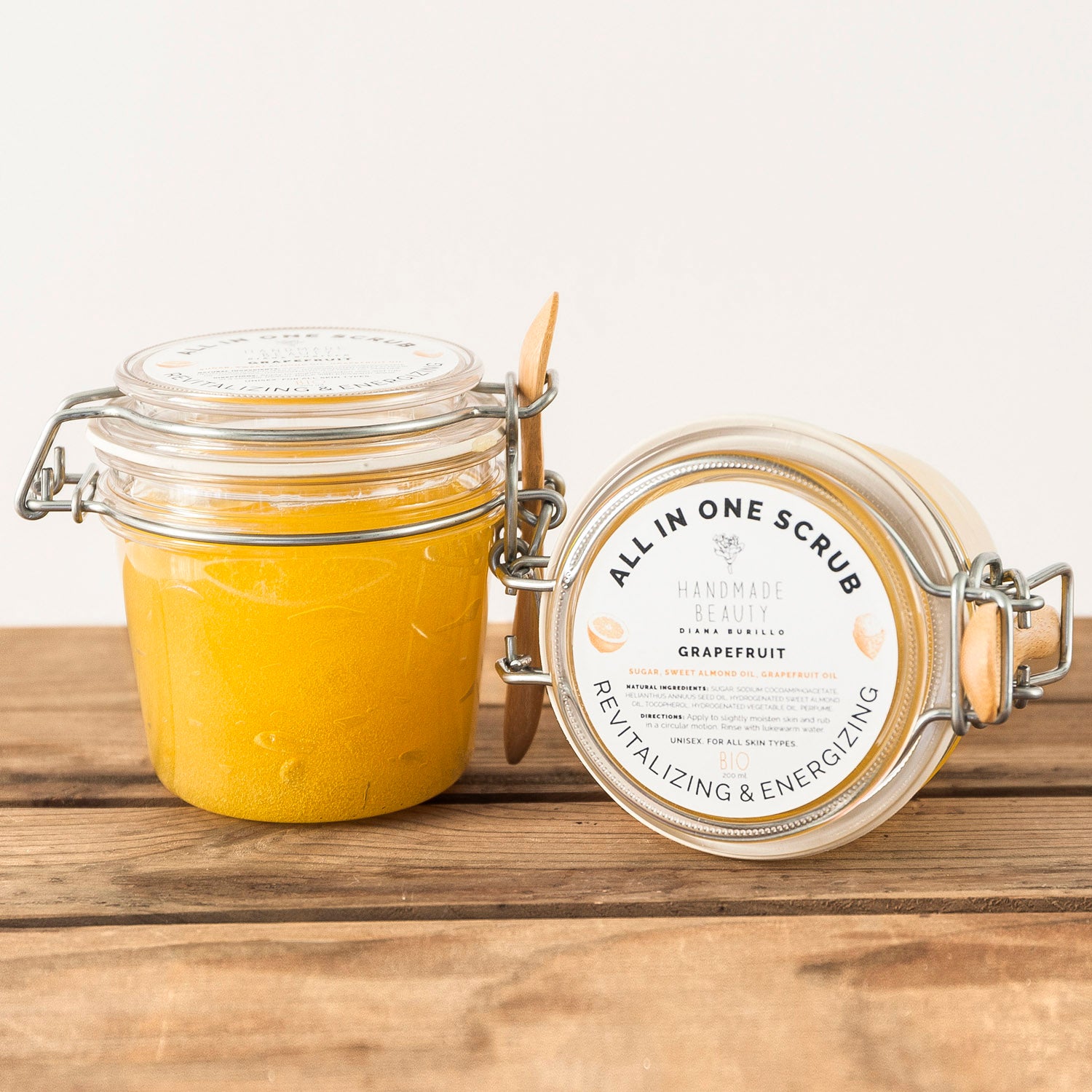 Exfoliante 100% orgánico de azúcar y pomelo para todo tipo de pieles pero en espacial para pieles secas que necesiten hidratación y una renovación celular profunda. Proporciona una suavidad y un frescor duraderos e inmediatos. Protege la piel de agentes externos gracias al alto contenido en nutrientes y vitaminas.(35€, http://handmadebeauty-db.com/)