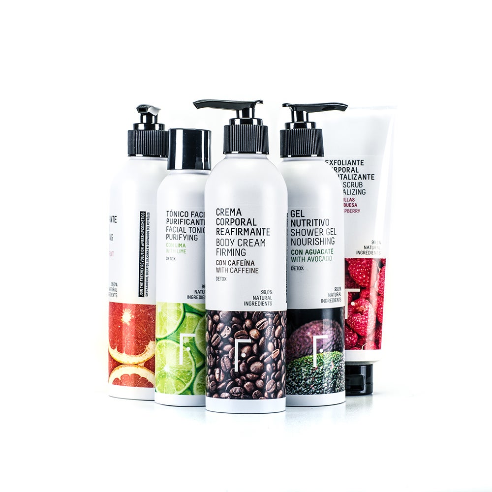 Cosméticos basados en ingredientes de origen natural que ayudan a purificar el organismo a la vez que estimulan, revitalizan y purifican la piel de los tóxicos que acumulamos. Cuentan con activos naturales extractos de plantas y frutas, aceites vegetales y aceites esenciales. El pack está formado por gel de ducha nutritivo, champú refrescante, exfoliante corporal vitalizante, crema corporal reafirmante y tónico facial purificante. (79€, https://www.freshlycosmetics.com/).