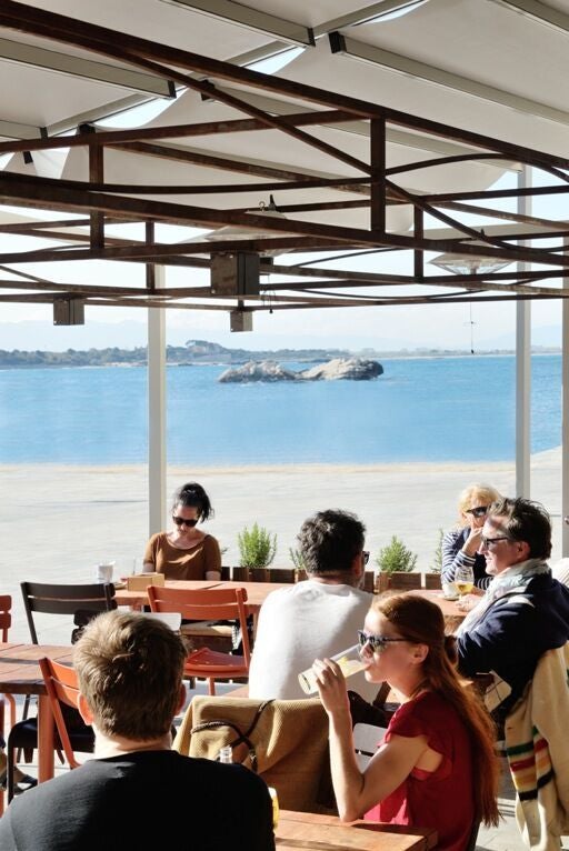 La terraza de Grop, en L'Escala, nos regala sabor y brisa mediterráneos bajo el concepto de 'slow restaurant' de un local "sin relojes para disfrutar de la Costa Brava".
