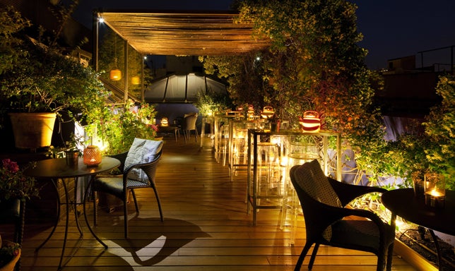 Envuelta en jazmines, en la 4ª planta del Hotel Neri Relais&Chateaux de Barcelona (Calle Sant Sever, 5), la terraza Roba Estesa se asoma indiscreta a la majestuosa arquitectura del barrio gótico y se convierte en el espacio perfecto para beberse sorbo a sorbo los cálidos atardeceres de la ciudad.