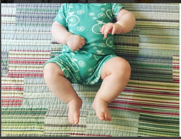 Después de tantos meses de espera y tantas fotos de su embarazo, Tania Llasera no iba a dejar los pies de Pepe Bowie en el anonimato.