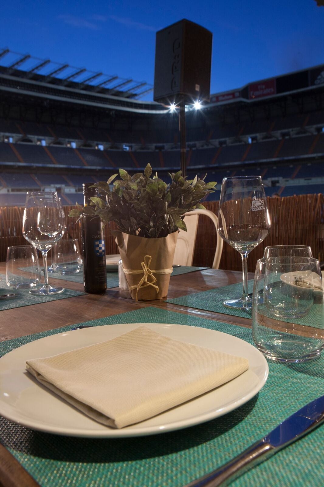 Para los amantes del fútbol (apuntamos, del Real Madrid), una parada obligada es la TRZ del Bernabeu, justo a la grada baja y casi a pie de campo.