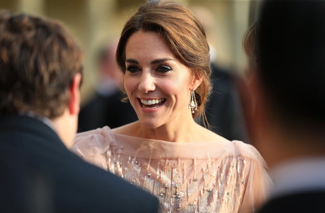 Kate Middleton lució unos pendientes estilo 'chandelier' de diamantes del joyero real, su anillo de compromiso y un brazalete que pertenecía a la Reina Madre.