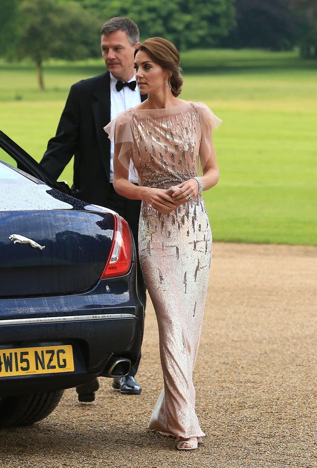 La Duquesa de Cambridge combinó su vestido joya de Jenny Packham con unas delicadas sandalias nude de LK Bennet y un cluch rosa satén de Prada.