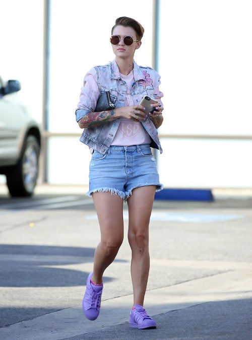 La actriz apuesta por un look desenfadado con zapatillas y chaleco denim