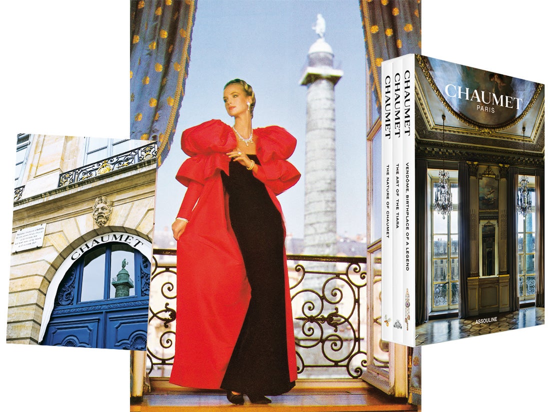 Tres volúmenes han sido necesarios para contar la historia de una de las firmas joyeras más emblemáticas del lujo francés, fundada por Marie-Etienne Nitot en 1780. Unida a la historia de Francia, contaba entre sus clientes con Napoléon y Josefina Bonaparte. Los tomos, publicados por Assouline, recopilan algunos de los 1500 modelos de diademas que diseñaron en la Belle Epoque.