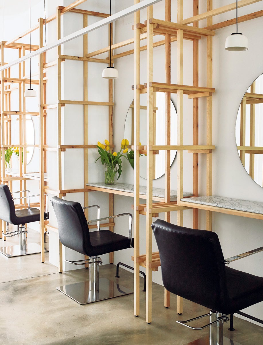 Es el nuevo Espacio Q, del estilista gallego Quique Sánchez, un salón de belleza y peluquería con una seña de identidad: la coloración rubia para cabello. El local, en el barrio de Salesas, en Madrid, es también un deleite por su sofisticada decoración. www.espacioq.es.