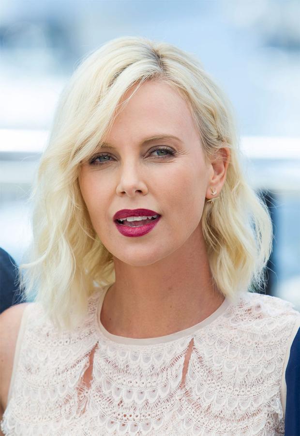 La melena 'shag', del inglés shaggy (despeinado) es uno de los cortes de pelo que los estilistas recomiendan para dar volumen a un pelo fino. Es un corte capeado a la altura de los hombros, con flequillo… Y la actriz Charlize Theron lo luce además en el color de moda: el platino.